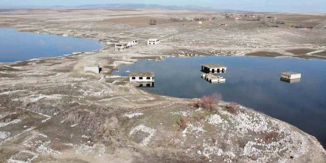 Kuraklık ortaya çıkarmıştı: Eski köy yerleşkesi yeniden kayboldu 3